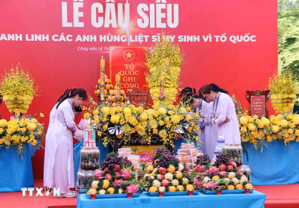 Các nữ tín hữu Cao Đài dâng hoa trong lễ cầu siêu các Anh hùng liệt sỹ tại Công viên Lê Thị Riêng. (Ảnh: Xuân Khu/TTXVN)