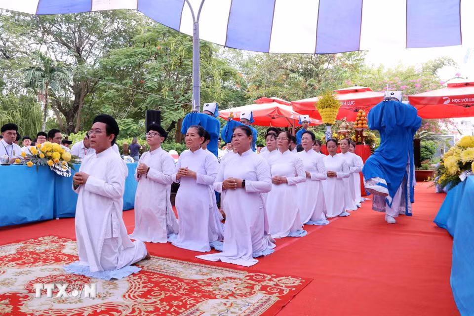 Lễ cầu siêu các Anh hùng liệt sỹ tại Công viên Lê Thị Riêng được tổ chức trang trọng theo nghi lễ đạo giáo Cao Đài. (Ảnh: Xuân Khu/TTXVN)