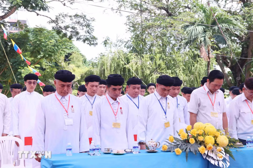 Các tín hữu đạo Cao Đài tưởng niệm các anh hùng liệt sỹ đã hy sinh vì đất nước tại Công viên Lê Thị Riêng. (Ảnh: Xuân Khu/TTXVN)