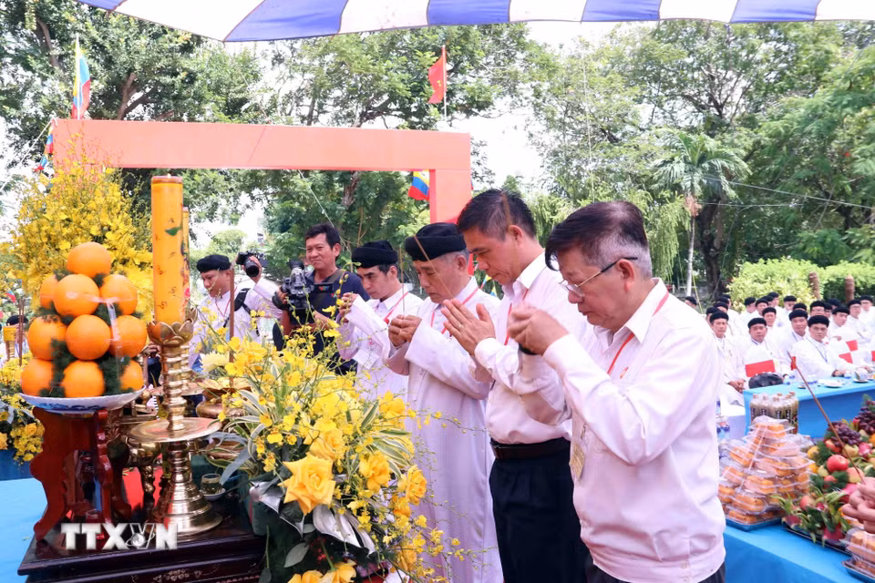 Các đại biểu dâng hương tưởng niệm các anh hùng liệt sỹ đã hy sinh vì đất nước tại Công viên Lê Thị Riêng. (Ảnh: Xuân Khu/TTXVN)
