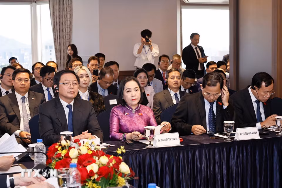 Phó Thủ tướng Hồ Quốc Dũng, Phó Chủ tịch Quốc hội Nguyễn Thị Thanh và thành viên đoàn Việt Nam tham dự cuộc gặp gỡ những người bạn Hàn Quốc. (Ảnh: Doãn Tấn/TTXVN)