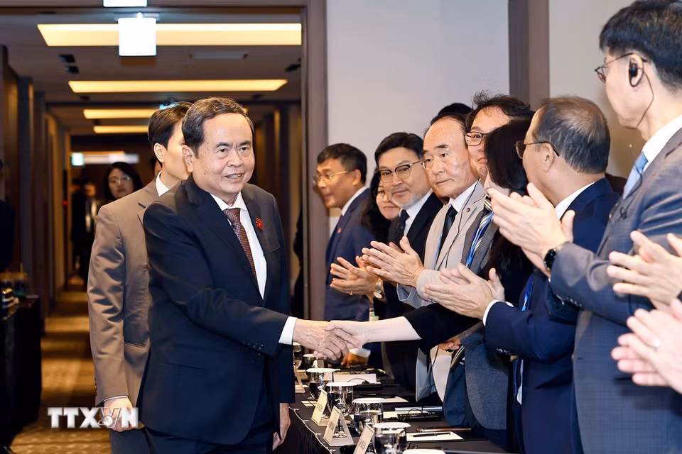 Chủ tịch Quốc hội Trần Thanh Mẫn gặp gỡ những người bạn Hàn Quốc. (Ảnh: Doãn Tấn/TTXVN)