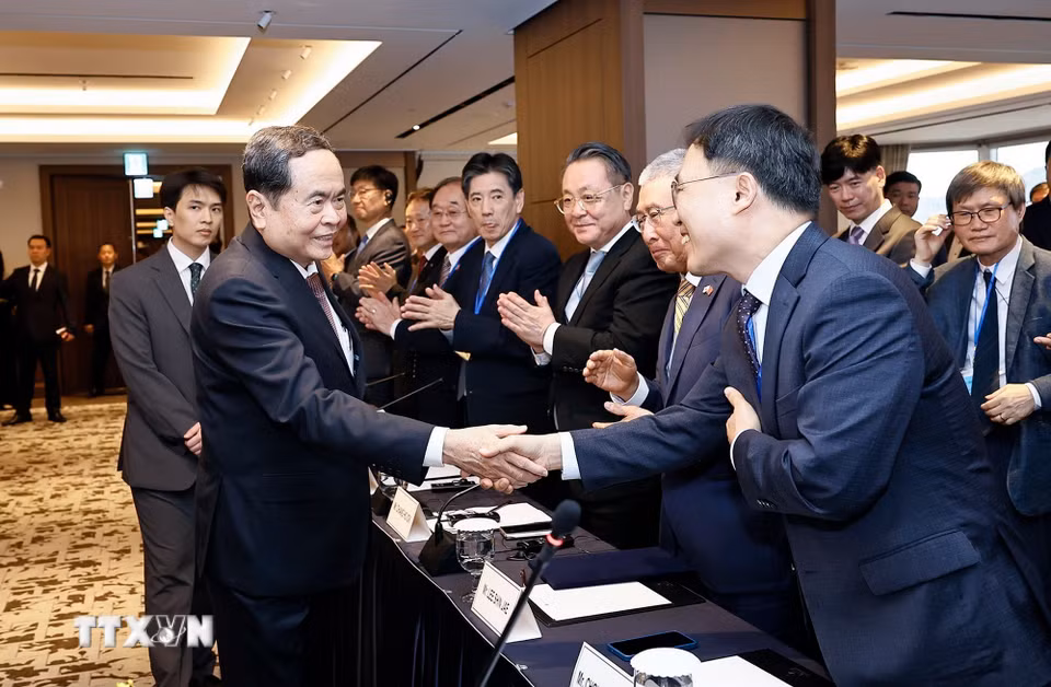 Chủ tịch Quốc hội Trần Thanh Mẫn gặp gỡ những người bạn Hàn Quốc. (Ảnh: Doãn Tấn/TTXVN)
