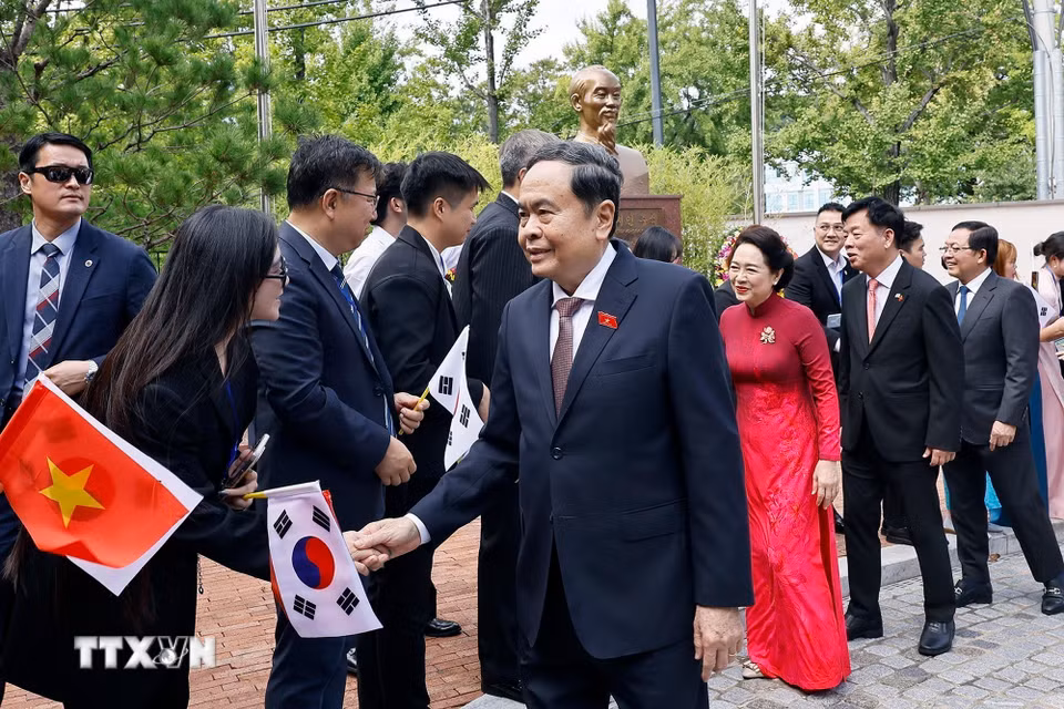 Chủ tịch Quốc hội Trần Thanh Mẫn và Phu nhân gặp gỡ cán bộ Đại sứ quán và cộng đồng người Việt Nam tại Hàn Quốc. (Ảnh: Doãn Tấn/TTXVN)