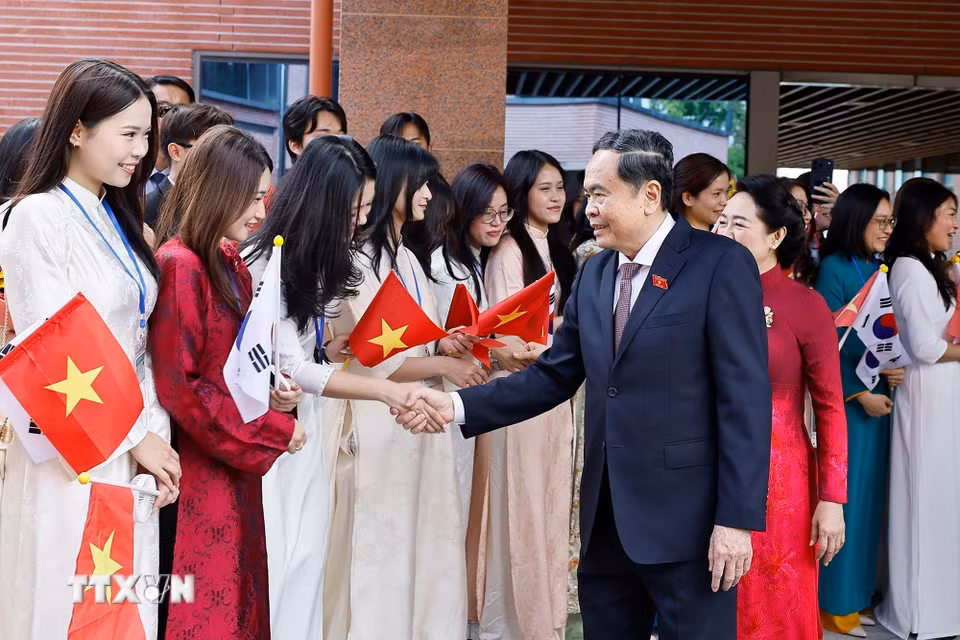 Chủ tịch Quốc hội Trần Thanh Mẫn và Phu nhân gặp gỡ cán bộ Đại sứ quán và cộng đồng người Việt Nam tại Hàn Quốc. (Ảnh: Doãn Tấn/TTXVN)