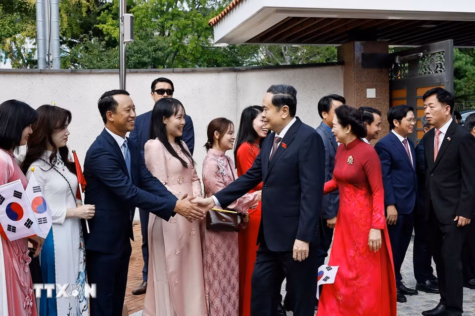 Chủ tịch Quốc hội Trần Thanh Mẫn và Phu nhân gặp gỡ cán bộ Đại sứ quán và cộng đồng người Việt Nam tại Hàn Quốc. (Ảnh: Doãn Tấn/TTXVN)