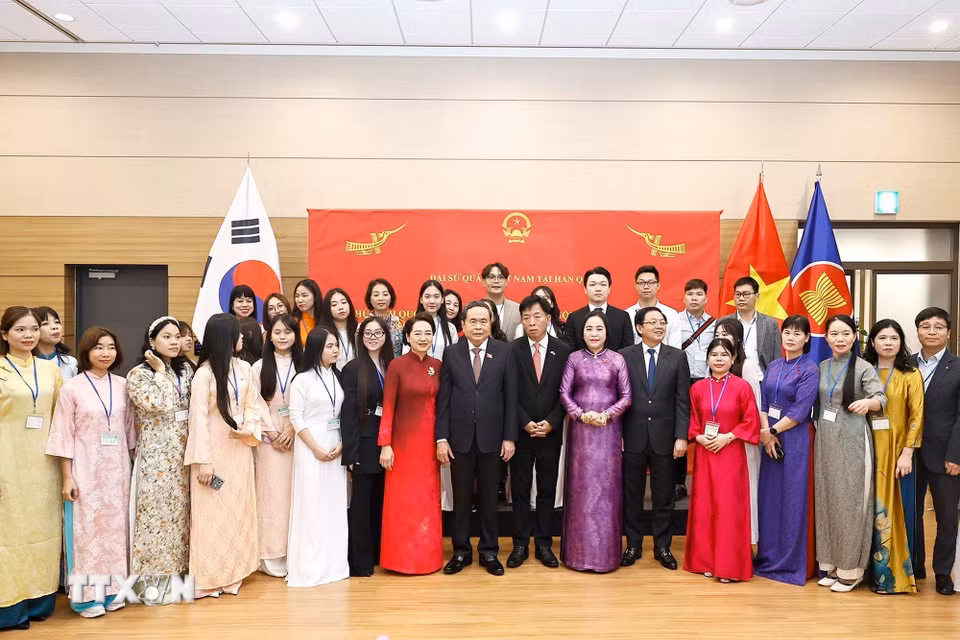 Chủ tịch Quốc hội Trần Thanh Mẫn với đại diện cộng đồng người Việt Nam tại Hàn Quốc. (Ảnh: Doãn Tấn/TTXVN)