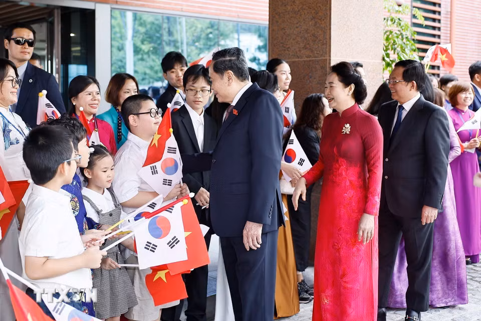 Chủ tịch Quốc hội Trần Thanh Mẫn và Phu nhân gặp gỡ cán bộ Đại sứ quán và cộng đồng người Việt Nam tại Hàn Quốc. (Ảnh: Doãn Tấn/TTXVN)