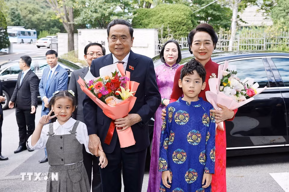 Chủ tịch Quốc hội Trần Thanh Mẫn và Phu nhân gặp gỡ cán bộ Đại sứ quán và cộng đồng người Việt Nam tại Hàn Quốc. (Ảnh: Doãn Tấn/TTXVN)
