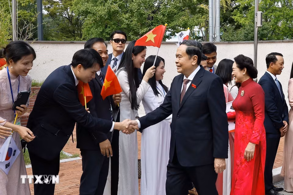 Chủ tịch Quốc hội Trần Thanh Mẫn và Phu nhân gặp gỡ cán bộ Đại sứ quán và cộng đồng người Việt Nam tại Hàn Quốc. (Ảnh: Doãn Tấn/TTXVN)