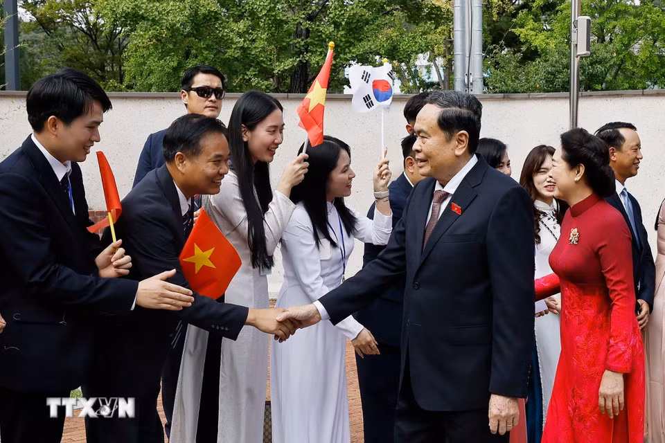 Chủ tịch Quốc hội Trần Thanh Mẫn và Phu nhân gặp gỡ cán bộ Đại sứ quán và cộng đồng người Việt Nam tại Hàn Quốc. (Ảnh: Doãn Tấn/TTXVN)