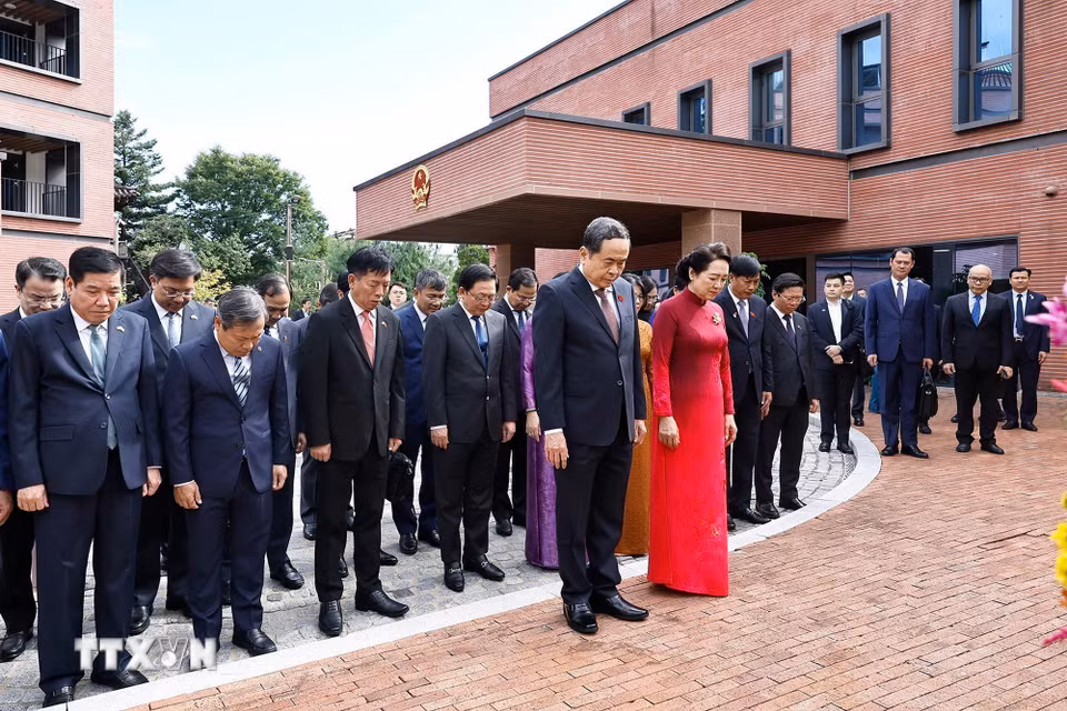 Chủ tịch Quốc hội Trần Thanh Mẫn và Phu nhân cùng Đoàn đại biểu cấp cao Việt Nam dâng hoa tại Tượng đài Chủ tịch Hồ Chí Minh trong Đại sứ quán Việt Nam tại Hàn Quốc. (Ảnh: Doãn Tấn/TTXVN)
