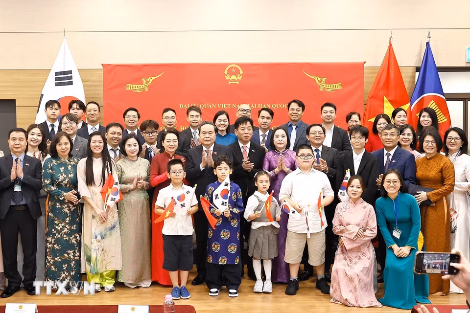 Chủ tịch Quốc hội Trần Thanh Mẫn với đại diện cộng đồng người Việt Nam tại Hàn Quốc. (Ảnh: Doãn Tấn/TTXVN)