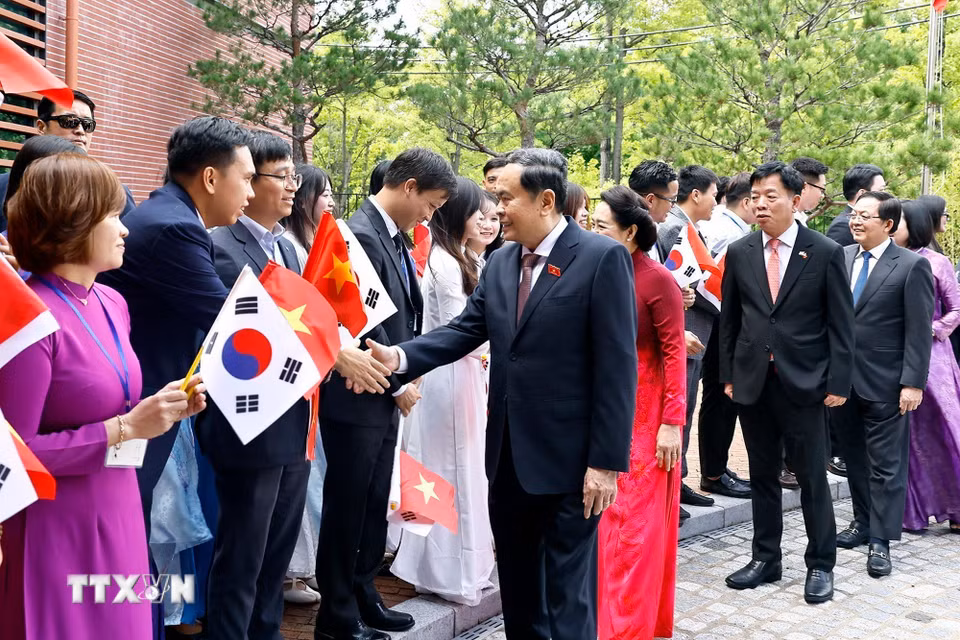 Chủ tịch Quốc hội Trần Thanh Mẫn và Phu nhân gặp gỡ cán bộ Đại sứ quán và cộng đồng người Việt Nam tại Hàn Quốc. (Ảnh: Doãn Tấn/TTXVN)