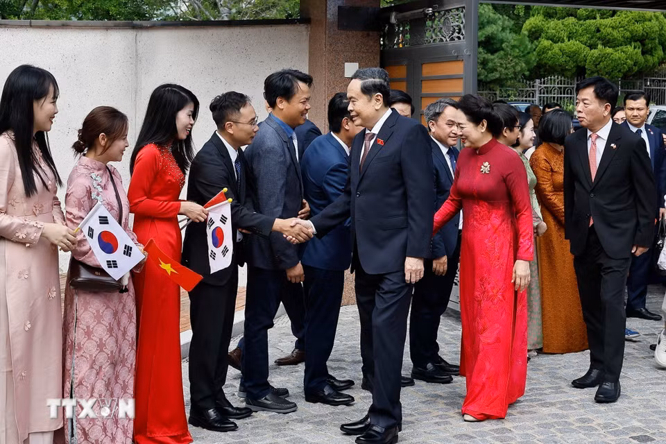 Chủ tịch Quốc hội Trần Thanh Mẫn và Phu nhân gặp gỡ cán bộ Đại sứ quán và cộng đồng người Việt Nam tại Hàn Quốc. (Ảnh: Doãn Tấn/TTXVN)