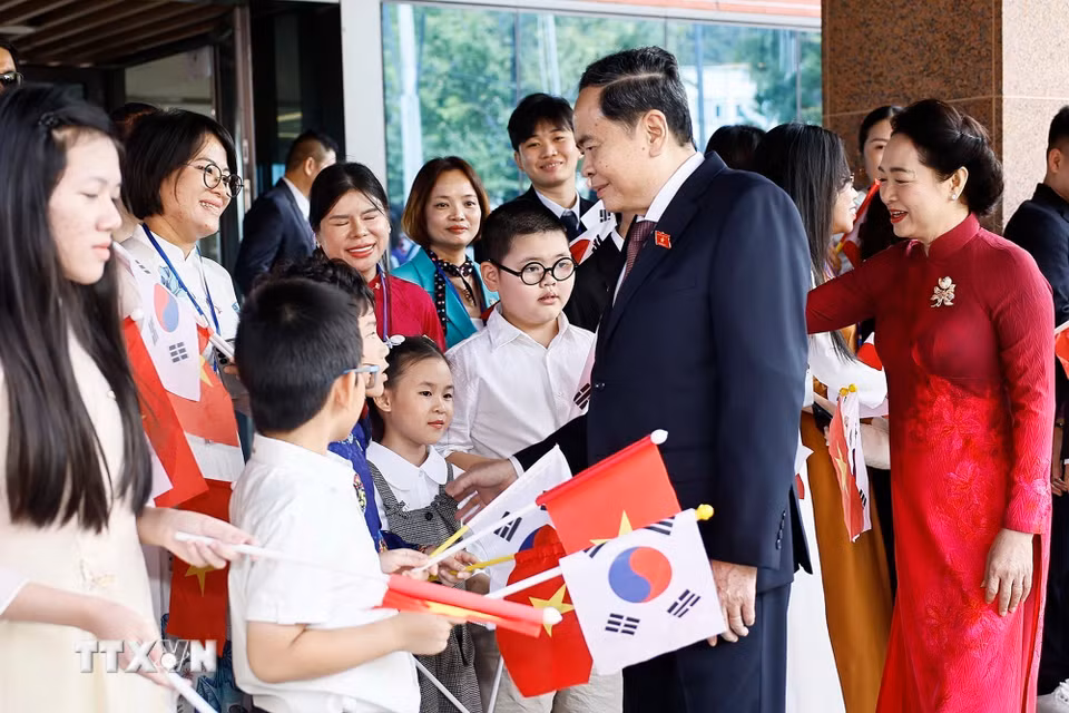 Chủ tịch Quốc hội Trần Thanh Mẫn và Phu nhân gặp gỡ cán bộ Đại sứ quán và cộng đồng người Việt Nam tại Hàn Quốc. (Ảnh: Doãn Tấn/TTXVN)