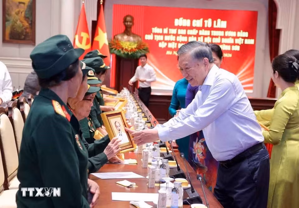 Tổng Bí thư, Chủ tịch nước Tô Lâm tặng quà cho các đại biểu Đại đội Nữ lái xe Trường Sơn. (Ảnh: Văn Điệp/TTXVN)