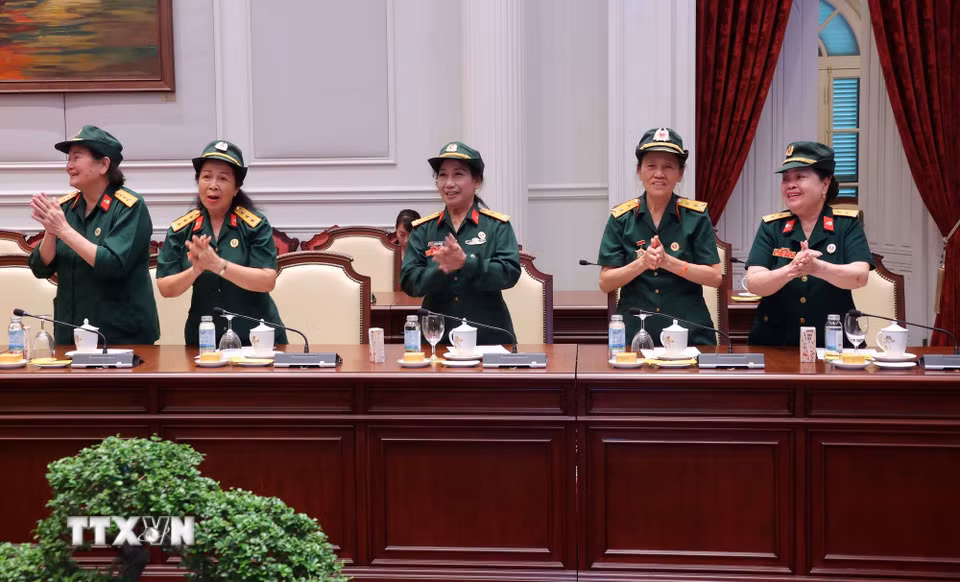 Các đại biểu Đại đội Nữ lái xe Trường Sơn tại buổi gặp mặt. (Ảnh: Văn Điệp/TTXVN)