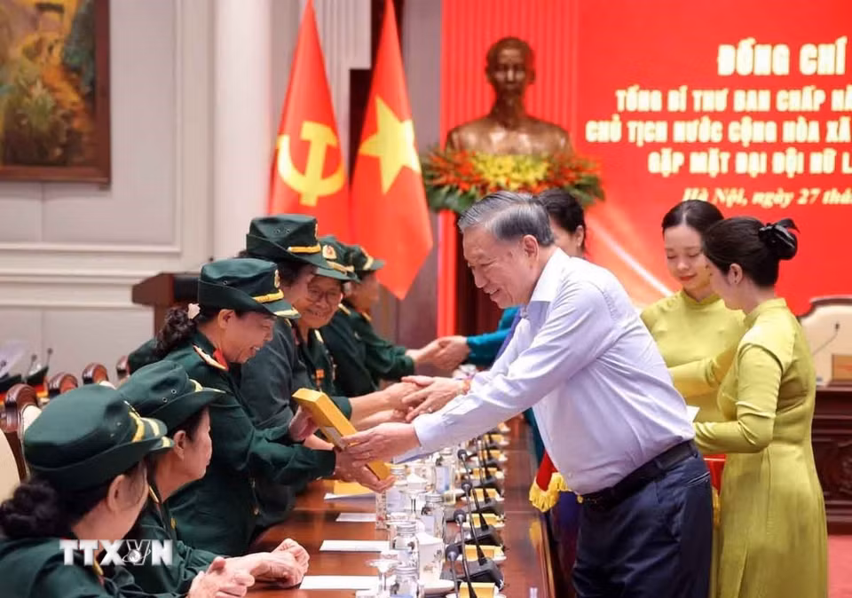 Tổng Bí thư, Chủ tịch nước Tô Lâm tặng quà cho các đại biểu Đại đội Nữ lái xe Trường Sơn. (Ảnh: Văn Điệp/TTXVN)
