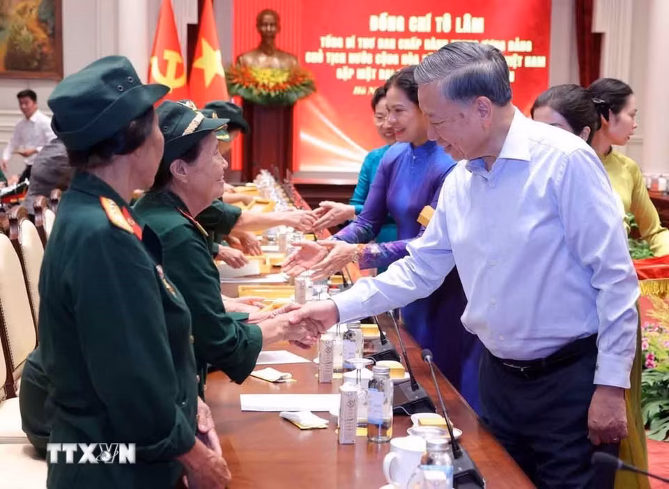 Tổng Bí thư, Chủ tịch nước Tô Lâm với đại biểu Đại đội Nữ lái xe Trường Sơn. (Ảnh: Văn Điệp/TTXVN)