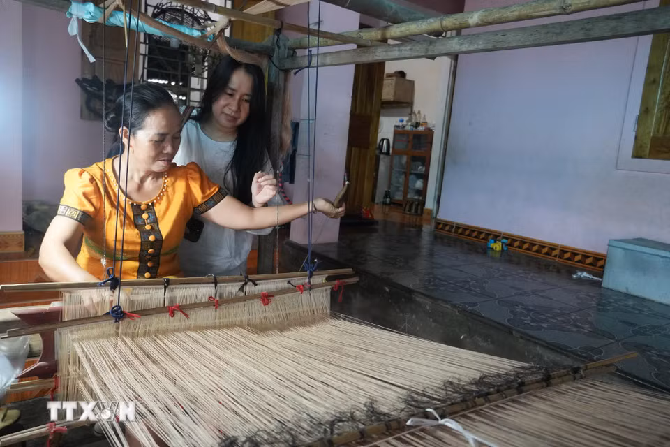 Giới thiệu quy trình thủ công và quảng bá sản phẩm gắn với văn hóa bản địa đến khách du lịch tại bản Xiềng, xã Môn Sơn, Nghệ An. (Ảnh: Bích Huệ/TTXVN)