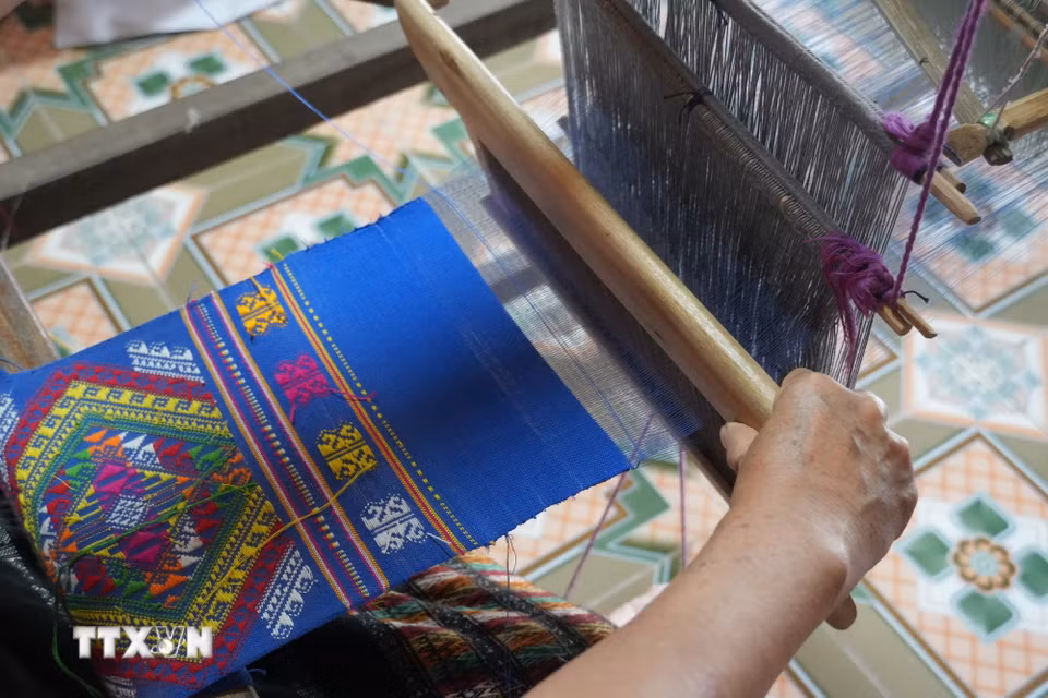 Ở bản Xiềng, xã Môn Sơn, những khung cửi truyền thống đang góp phần lưu giữ nét văn hóa đặc sắc của đồng bào Thái, đồng thời trở thành điểm nhấn trong hành trình khám phá du lịch cộng đồng. (Ảnh: Bích Huệ/TTXVN)
