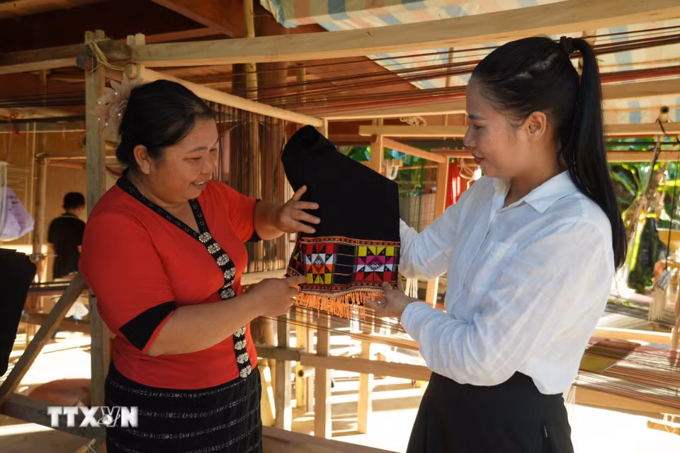 Không chỉ học cách làm ra sản phẩm, chị em còn hiểu thêm ý nghĩa của những họa tiết gắn với đời sống văn hóa người Thái. (Ảnh: Bích Huệ/TTXVN)