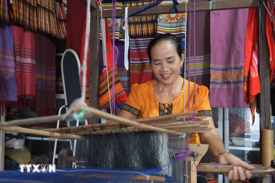 Ở bản Xiềng, xã Môn Sơn, những khung cửi truyền thống đang góp phần lưu giữ nét văn hóa đặc sắc của đồng bào Thái, đồng thời trở thành điểm nhấn trong hành trình khám phá du lịch cộng đồng. (Ảnh: Bích Huệ/TTXVN)