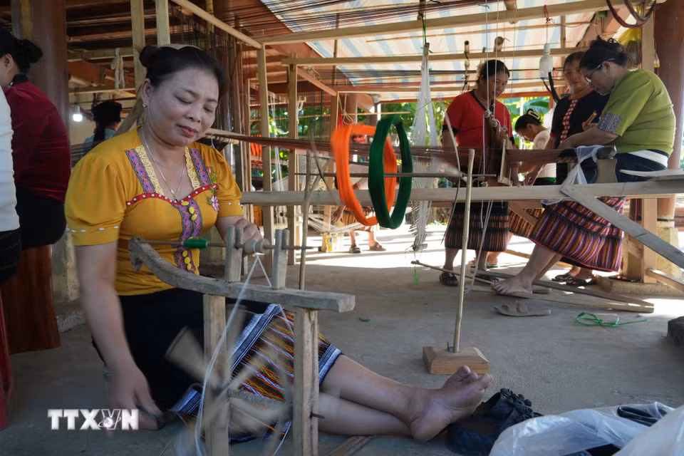 Nhiều bà, nhiều mẹ ở bản bãi Gạo, xã Châu Khê, miệt mài từng khâu chuẩn bị sợi, lên khung đến đưa thoi, tạo hoa văn. (Ảnh: Bích Huệ/TTXVN)