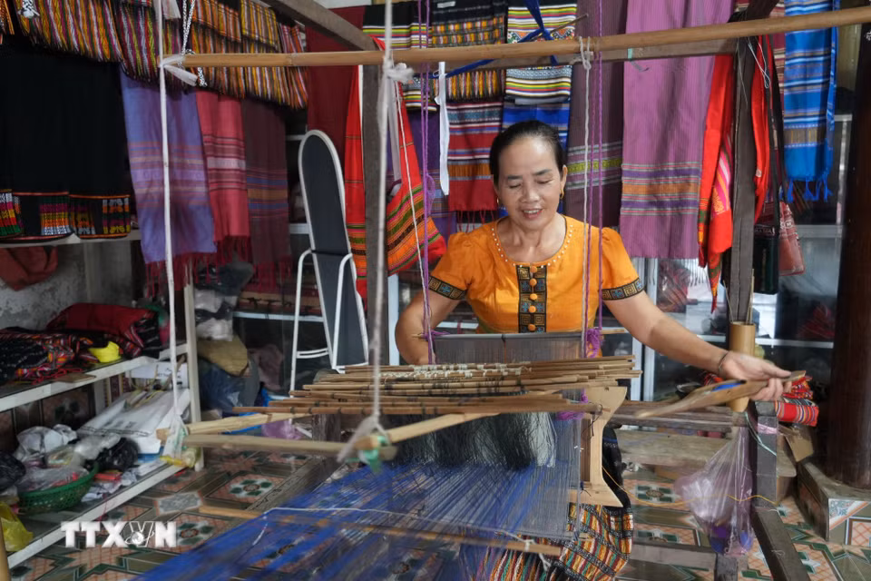 Ở bản Xiềng, xã Môn Sơn, những khung cửi truyền thống đang góp phần lưu giữ nét văn hóa đặc sắc của đồng bào Thái, đồng thời trở thành điểm nhấn trong hành trình khám phá du lịch cộng đồng. (Ảnh: Bích Huệ/TTXVN)