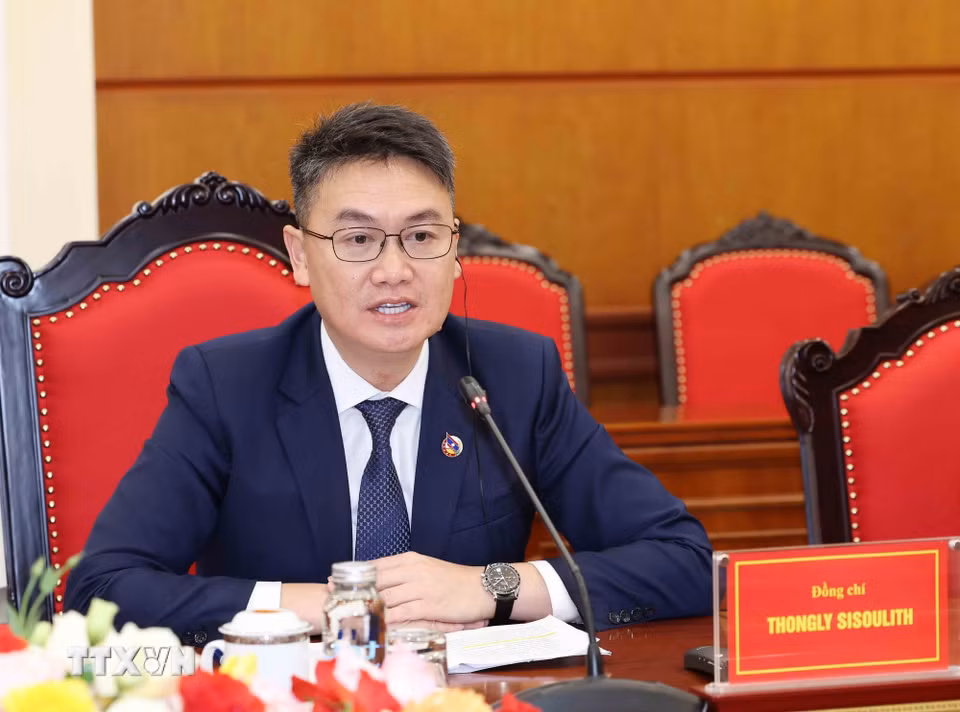 Đồng chí Thongly Sisoulith, Ủy viên Trung ương Đảng, Bí thư Trung ương Đoàn Thanh niên Nhân dân Cách mạng Lào phát biểu tại buổi tiếp. (Ảnh: Phương Hoa/TTXVN)