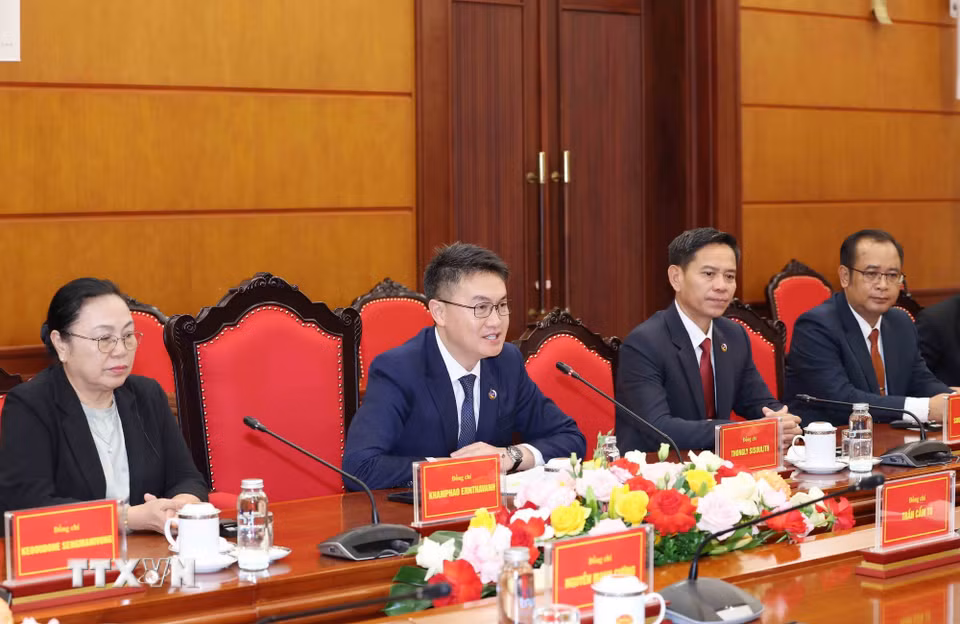 Đoàn đại biểu Trung ương Đoàn Thanh niên Nhân dân Cách mạng Lào tại buổi tiếp. (Ảnh: Phương Hoa/TTXVN)