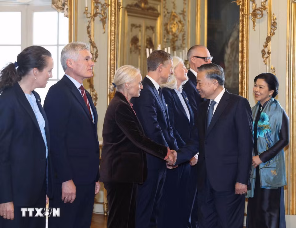 Tổng Bí thư, Chủ tịch nước Tô Lâm và Phu nhân Ngô Phương Ly chia tay đoàn Đan Mạch. (Ảnh: Thống Nhất/TTXVN)