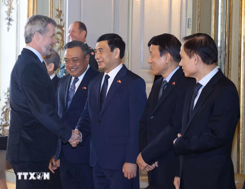 Nhà Vua Đan Mạch Frederik X chia tay các thành viên đoàn cấp cao Việt Nam. (Ảnh: Thống Nhất/TTXVN)