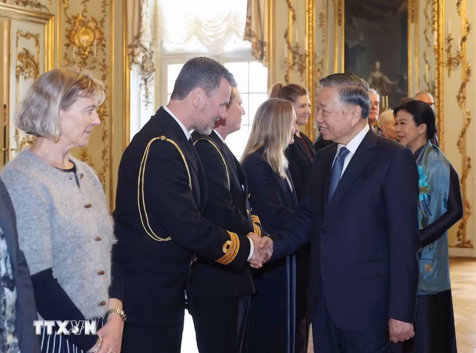 Tổng Bí thư, Chủ tịch nước Tô Lâm và Phu nhân Ngô Phương Ly chia tay đoàn Đan Mạch. (Ảnh: Thống Nhất/TTXVN)