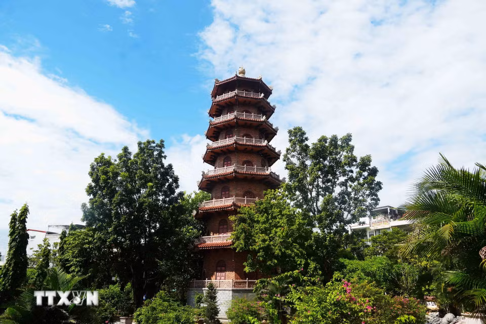 Không gian xanh xung quanh tháp Ấn Tôn hình bát giác có 7 tầng của chùa Từ Đàm, thành phố Huế. (Ảnh: Nguyên Lý/TTXVN)