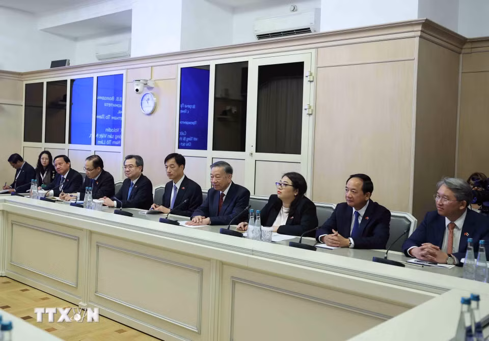 Tổng Bí thư, Chủ tịch nước Tô Lâm và thành viên đoàn cấp cao Việt Nam tại cuộc hội kiến Chủ tịch Duma Quốc gia Nga Vyacheslav Volodin. (Ảnh: Thống Nhất/TTXVN)