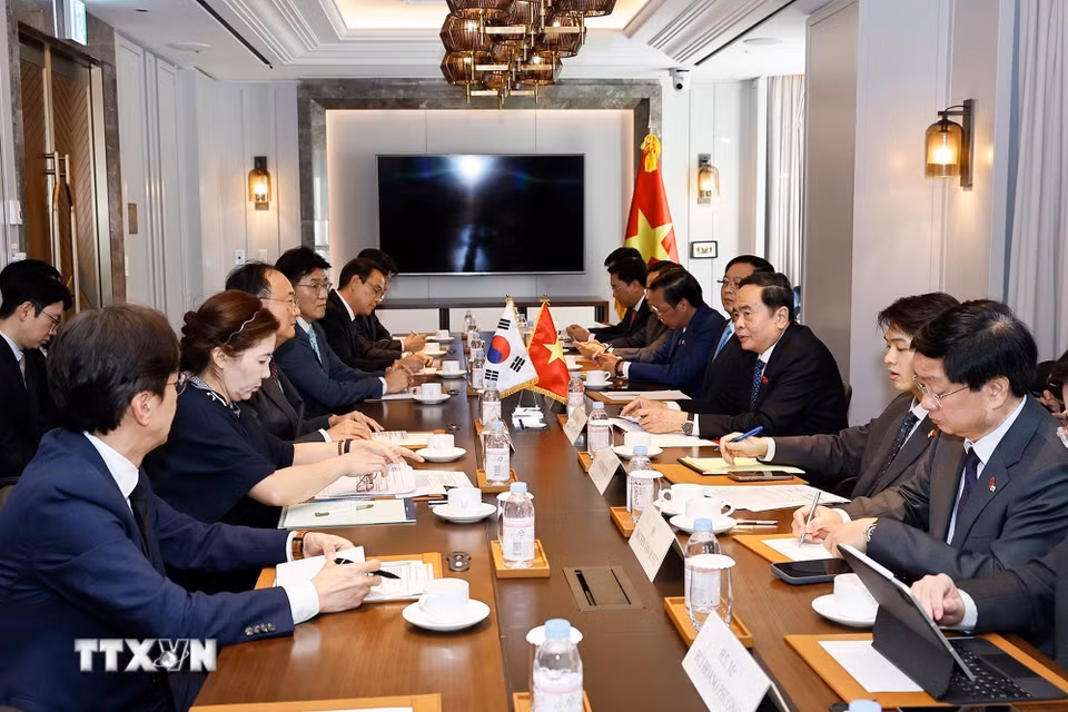 Chủ tịch Quốc hội Trần Thanh Mẫn tiếp ông Moon Hyuk-soo, Giám đốc điều hành LG Innotek, thuộc Tập đoàn LG. (Ảnh: Doãn Tấn/TTXVN)