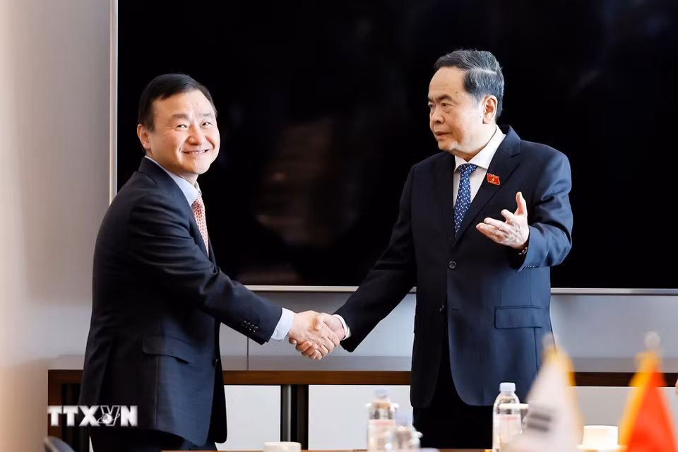 Chủ tịch Quốc hội Trần Thanh Mẫn tiếp ông Roh Tae Moon, Phó Chủ tịch cấp cao kiêm Tổng Giám đốc điều hành Samsung điện tử (Hàn Quốc). (Ảnh: Doãn Tấn/TTXVN)