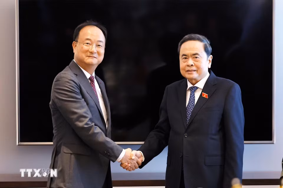 Chủ tịch Quốc hội Trần Thanh Mẫn tiếp ông Moon Hyuk-soo, Giám đốc điều hành LG Innotek, thuộc Tập đoàn LG. (Ảnh: Doãn Tấn/TTXVN)