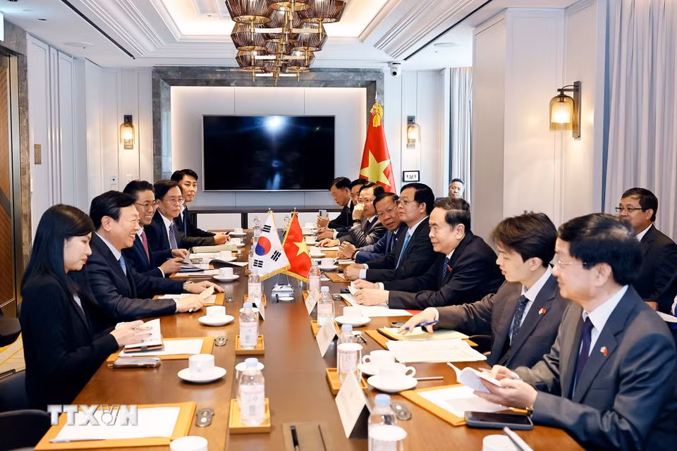 Chủ tịch Quốc hội Trần Thanh Mẫn tiếp ông Shin Dong Bin, Chủ tịch Tập đoàn Lotte (Hàn Quốc). (Ảnh: Doãn Tấn/TTXVN)