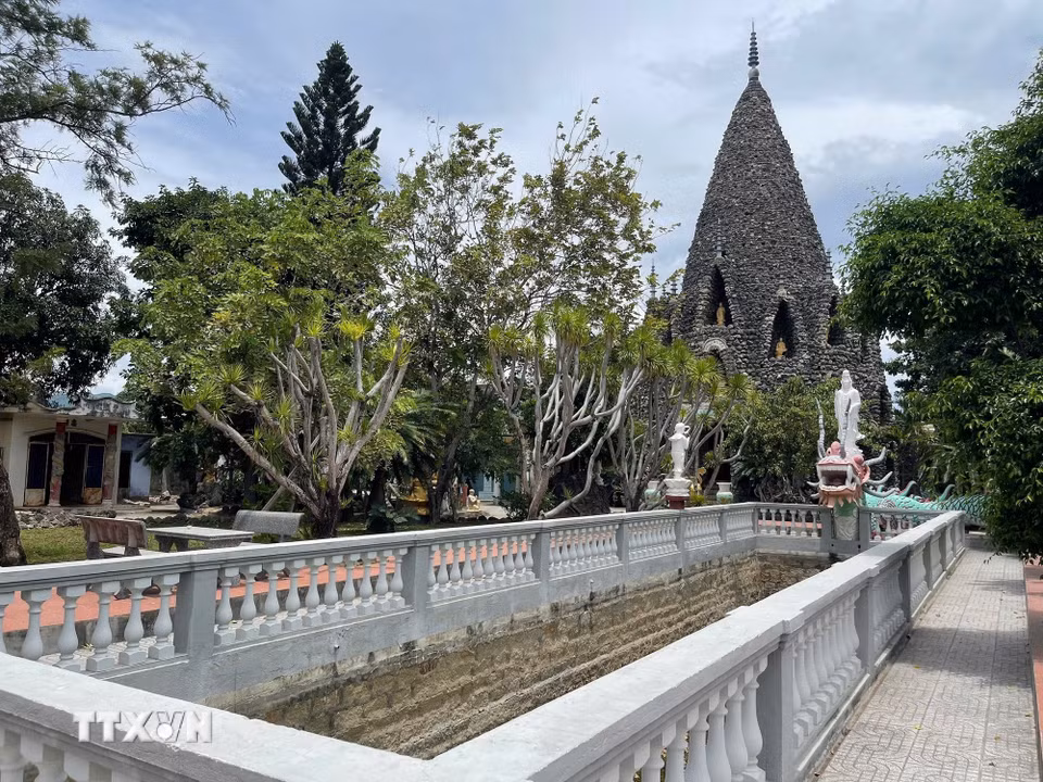 Tháp Bảo Tích được tạo dựng từ đá san hô, vỏ ốc và vỏ sò. (Ảnh: Đặng Tuấn/TTXVN)