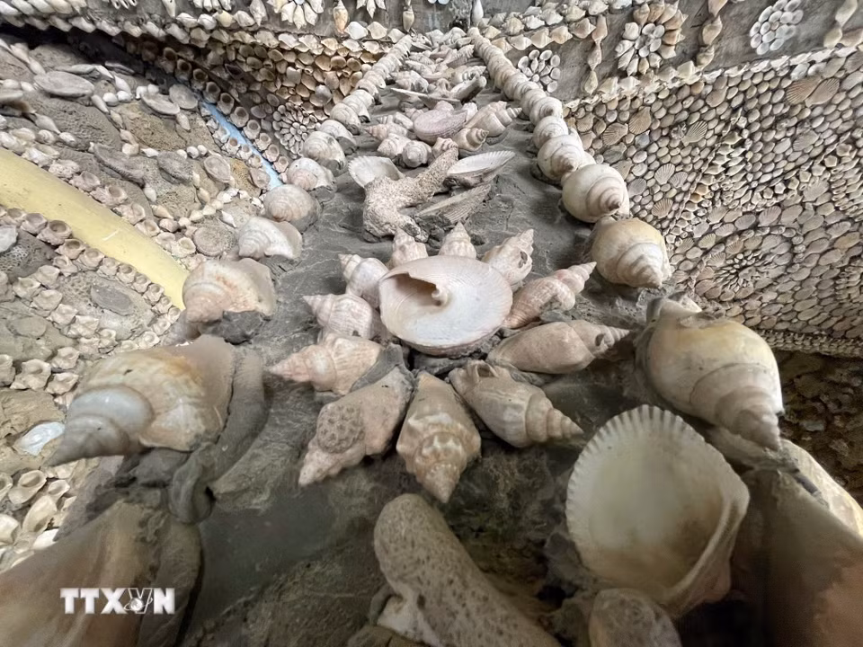 Vỏ sò được sử dụng để làm nổi bật hoa văn tại chùa Từ Vân. (Ảnh: Đặng Tuấn/TTXVN)