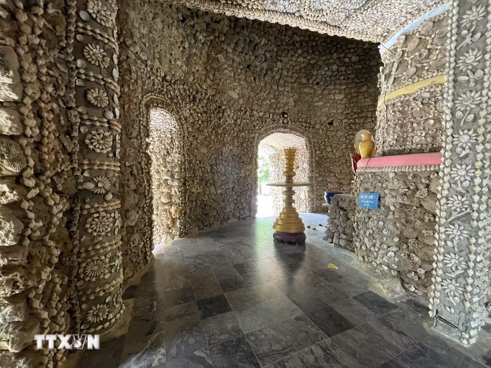 Hoa văn kết bằng vỏ ốc, vỏ sò trong tháp Bảo Tích ở chùa Từ Vân. (Ảnh: Đặng Tuấn/TTXVN)