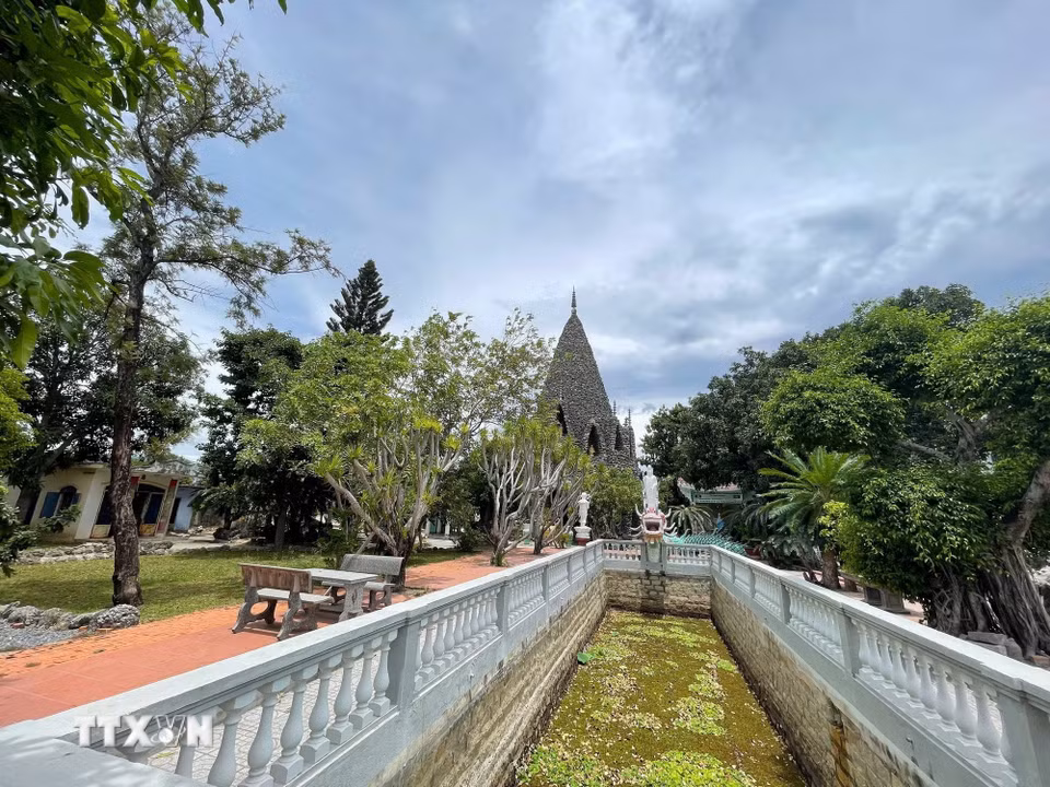 Tháp Bảo Tích dựng bằng san hô, vỏ sò nổi bật giữa khung cảnh chùa. (Ảnh: Đặng Tuấn/ TTXVN)