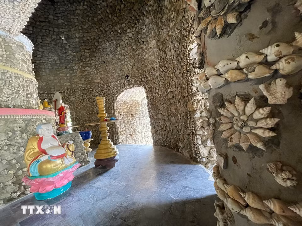 Hoa văn kết bằng vỏ ốc, vỏ sò trên tháp Bảo Tích ở chùa Từ Vân. (Ảnh: Đặng Tuấn/TTXVN)