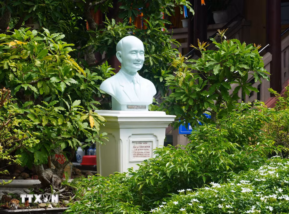 Tượng bác sỹ Lê Đình Thám, pháp danh Tâm Minh - vị cư sỹ có công trong phong trào chấn hưng Phật giáo tại miền Trung những năm 1930-1945, tại chùa Từ Đàm, thành phố Huế. (Ảnh: Nguyên Lý/TTXVN)