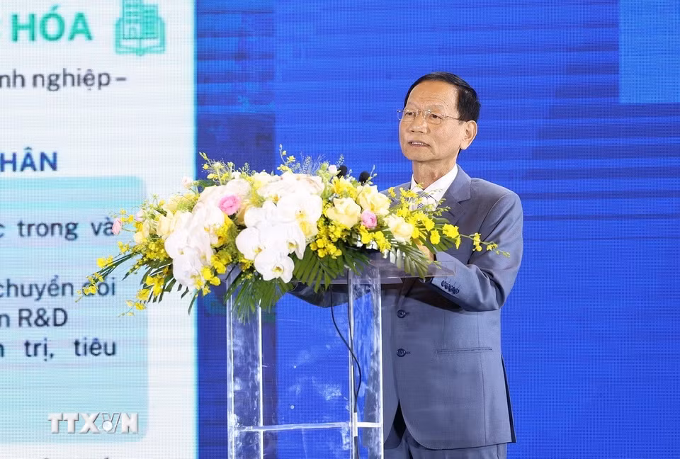 Ông Vũ Văn Tiền, Chủ tịch Hội đồng Quản trị Tập đoàn Geleximco, đồng Chủ tịch Ủy ban Công nghiệp chế tạo trình bày tham luận “Thúc đẩy các ngành Công nghiệp chế tạo bằng cơ chế ViPEL”. (Ảnh: Dương Giang/TTXVN)