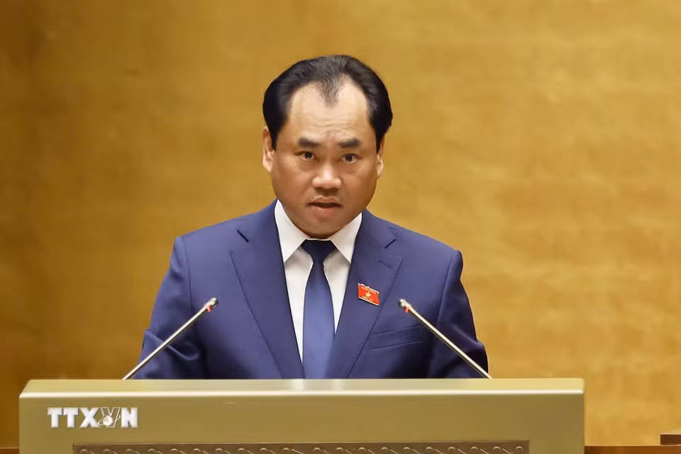 Bộ trưởng Bộ Nông nghiệp và Môi trường Trịnh Việt Hùng, thừa ủy quyền của Thủ tướng Chính phủ trình bày Tờ trình về định hướng chính sách sửa đổi Luật Đất đai năm 2024. (Ảnh: Doãn Tấn/ TTXVN)