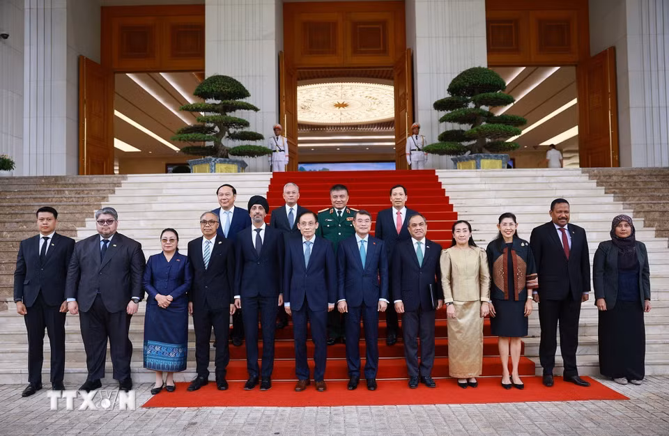 Thủ tướng Lê Minh Hưng với Đại sứ các nước ASEAN tại Việt Nam. (Ảnh: Dương Giang/TTXVN)